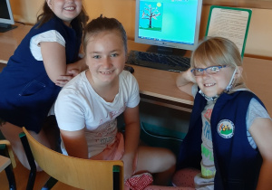 Trzy dziewczynki wykonujące pracę na komputerze- drzewo